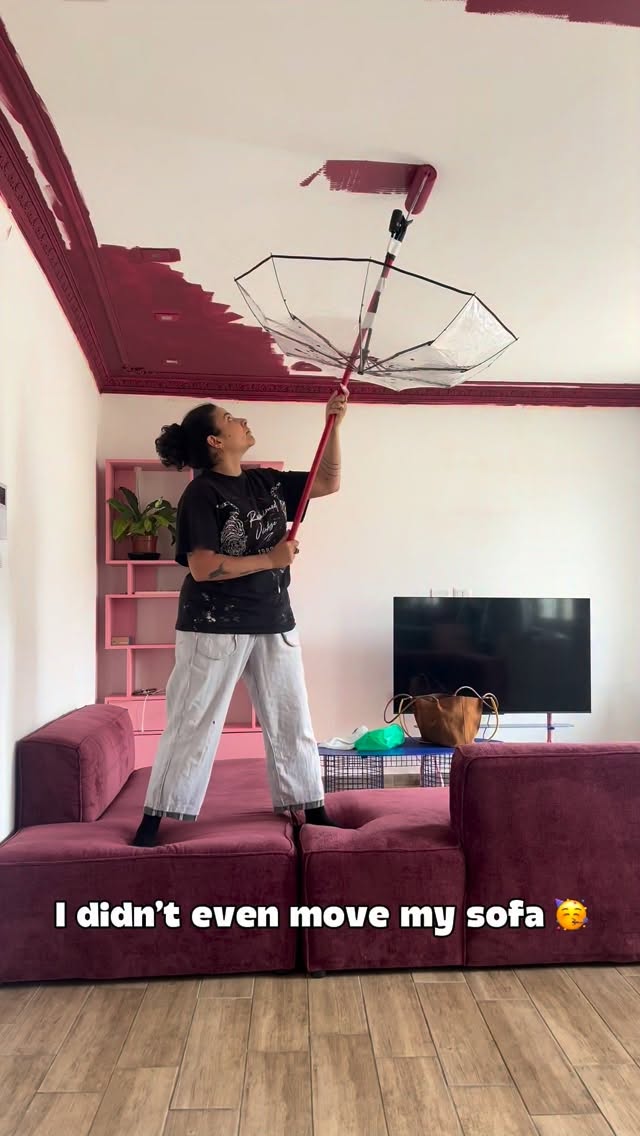 Mom hacks are just insane… there is absolutely no way I could cover my Livingroom and kitchen in pla…