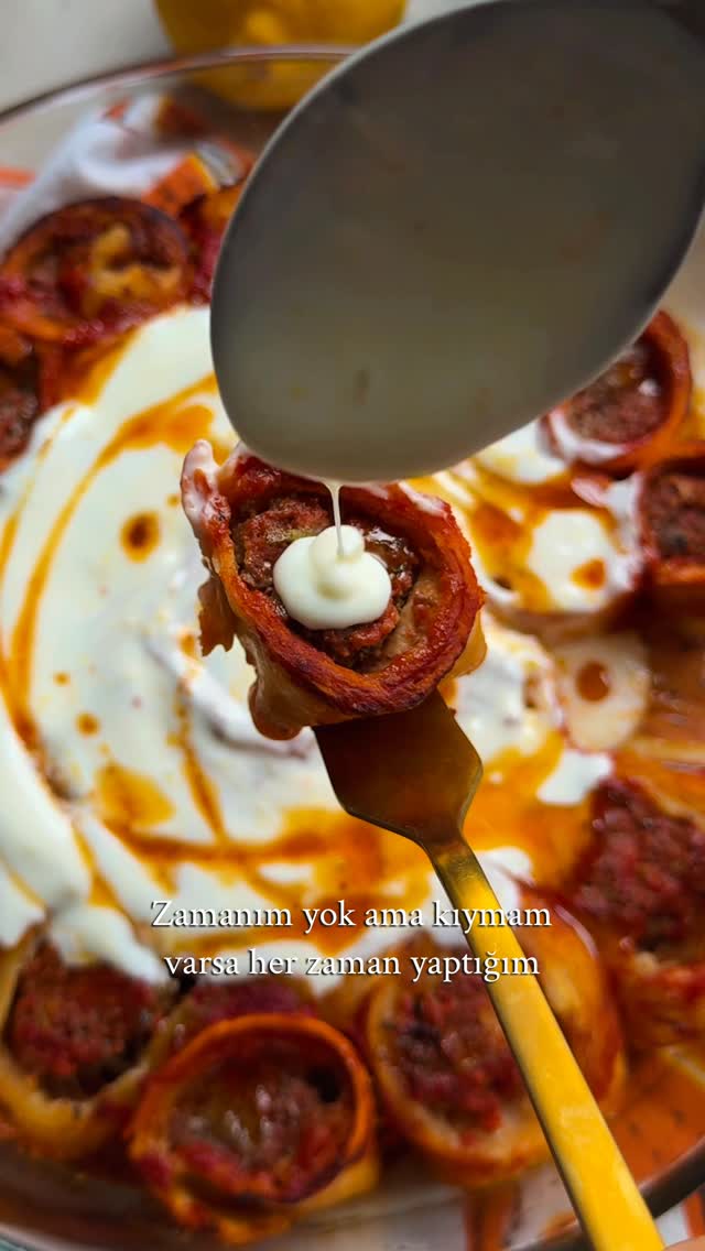 Bu uyduruk beyti mi yoksa viral lahmacun tarifim mi deseniz arasında seçim yapamam 🤤 Ben paylaşayım …