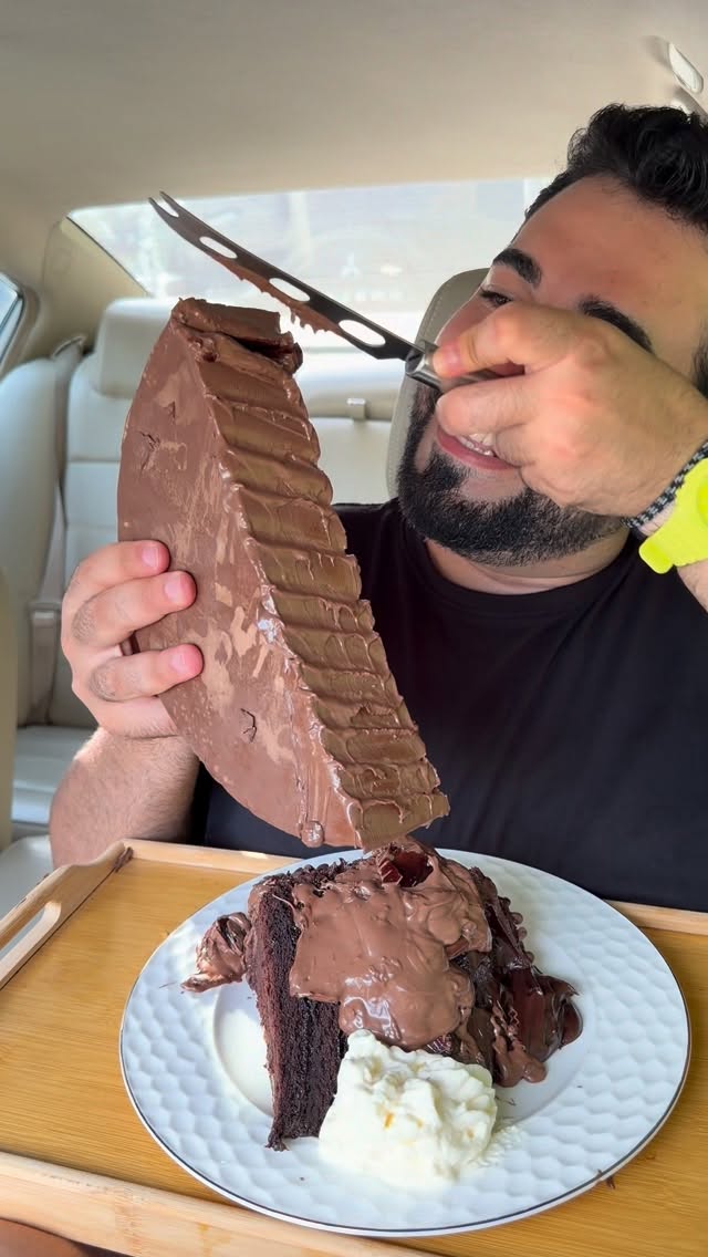 Wait for the chocolate waterfall... 🍫🤤 Who would you share this with? #asmr #dubai🇦🇪 #mukbangasmr #e…