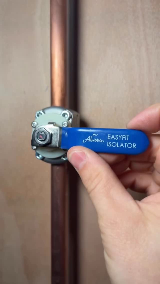 How to fit an shutoff valve to a live pipe! #asmr #plumbing #diy #tools #reels