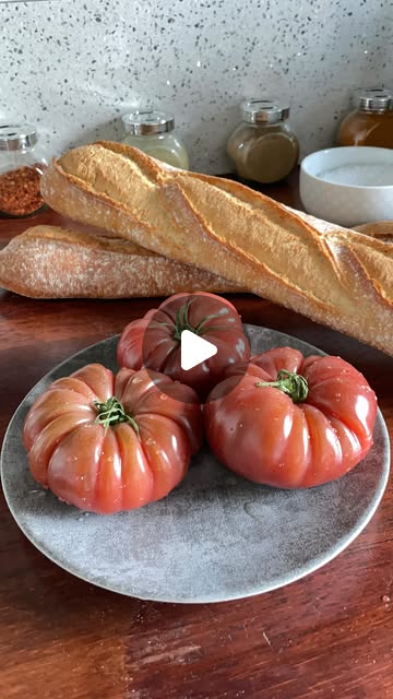 Завтрак за 10 минут Багет свежий 🥖 Сладкие помидоры 🍅 Сыр моцарелла Соус песто Соль Сушеный базилик …