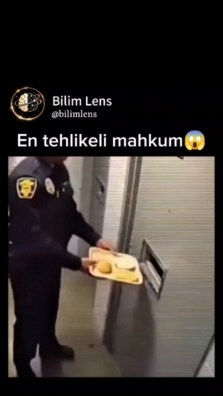 Gönderide, bir hapishane memurunun güvenli bir hücre kapısındaki küçük bir bölmeye yaklaştığı gözalt…