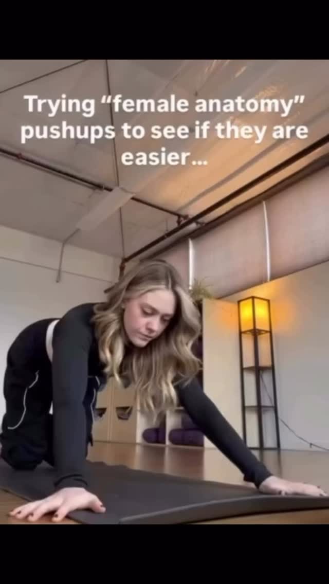 Girls I tried- for me it‘s easier 🤝 - hands up if you got down and did some push ups 🔥 #pushups #gym…