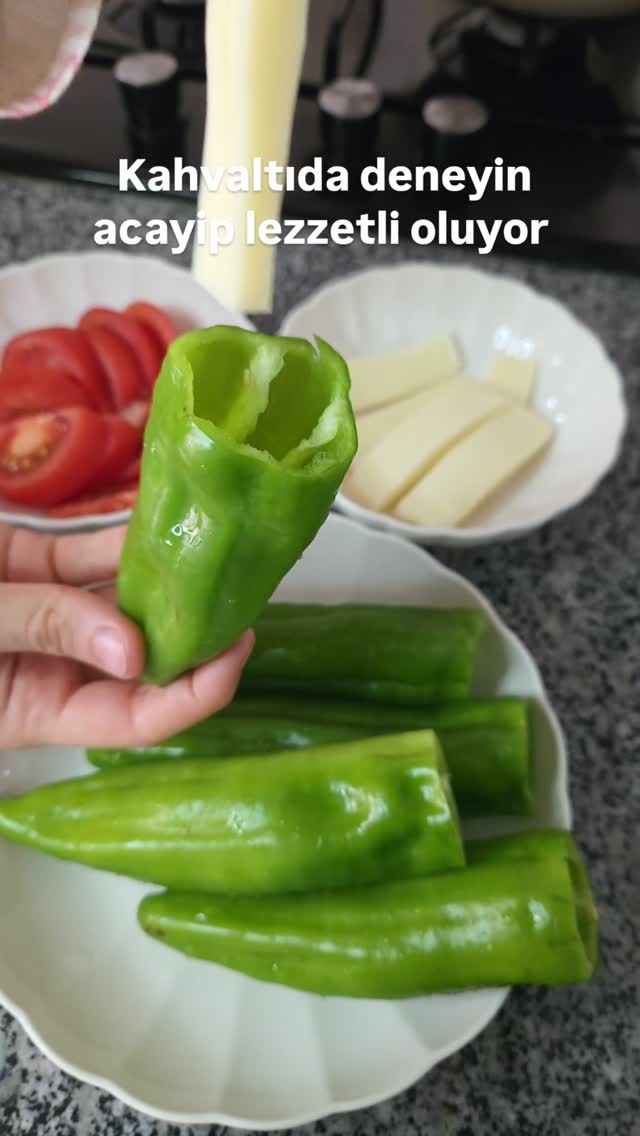 Kimse böyle biber yapmıyor!🥰 İçi kaşar ve domatesle dolu, dışı çıtır çıtr... Deneyen bağimlısi oluyo…