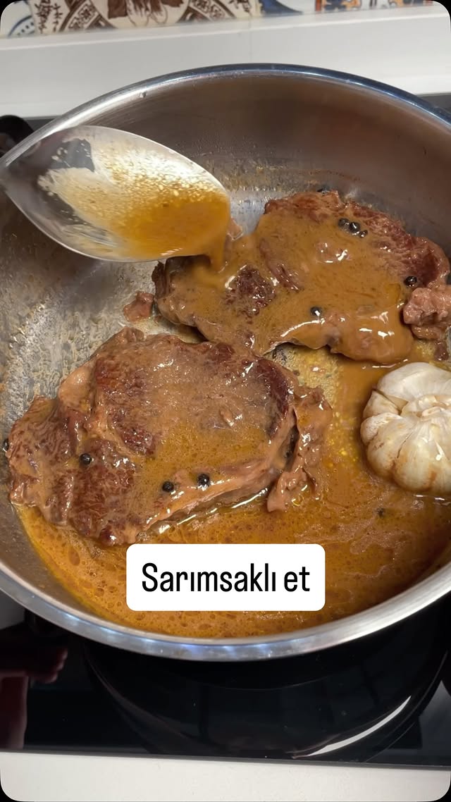 Sarimsaklı et . 2 parça dana antrikot . 2 yemek kaşığı tereyağı . 1 adet soğan suyu . Yarım limon su…