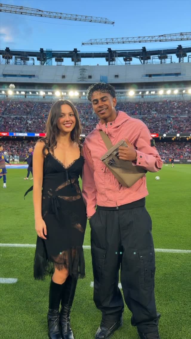 The artist meets the artist 🤝⚽️🎶 @spotify @oliviarodrigo 🩷