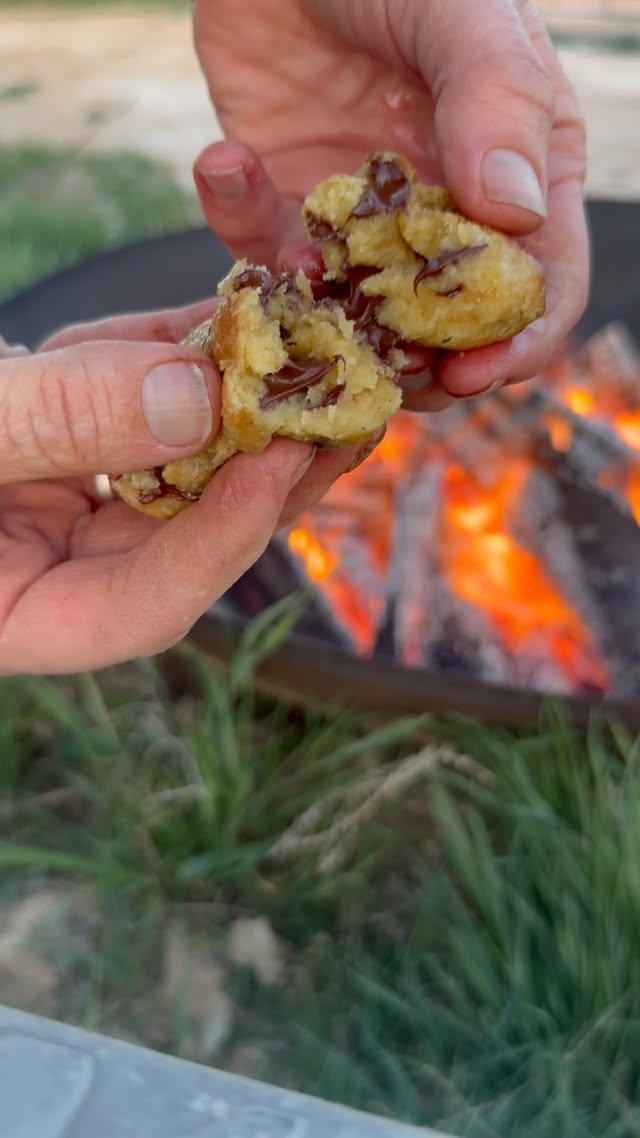 The next time you’re by a fire, roast some cookie dough. 🍪 My two tips 👇🏻 •squeeze it tight, right o…