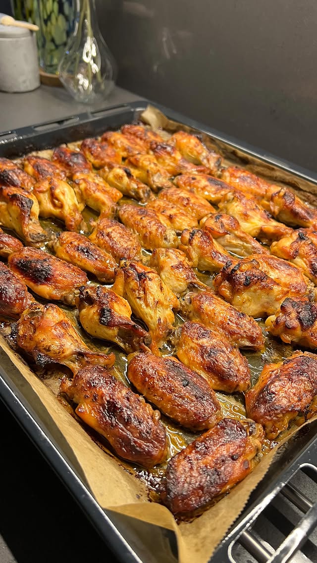 Mangal tadında tavuk kanat 🍗🍗 Herkese selamlar 🖖 Fırından çıkan o mis gibi kokuyu düşün... Üzeri haf…
