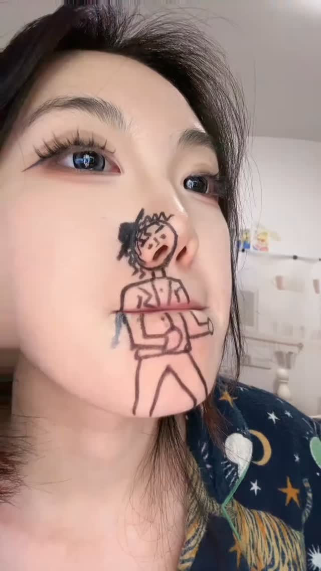 以為她指著要我看她鼻孔，結果那是麥克風🤣
