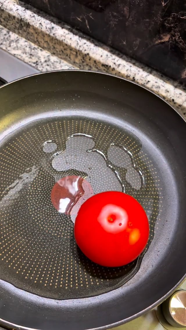 Bazen en lezzetli yemekler en basit olanlardır… 🍅🍝 Domatesli makarnayı böyle yapan var mı ? Tarif 2-…