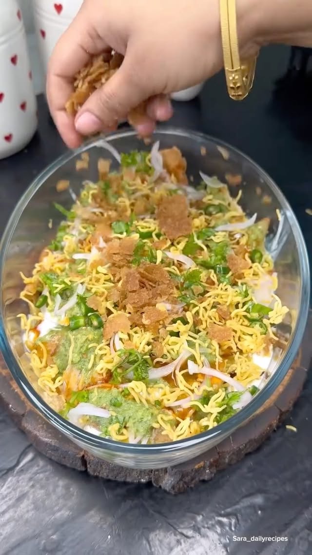 Crispy Samosa Chaat Ingredients 🔽 3 samosas Ragda or chole 1 cup Curd ½-1 cup Red chutney 1-2 tsp Gr…