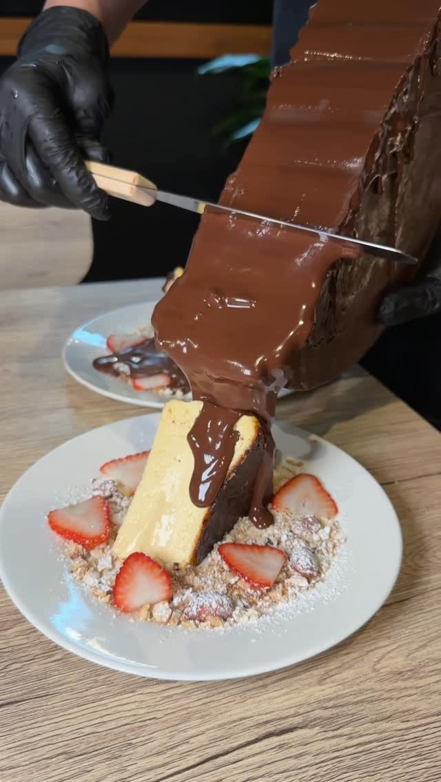 千葉県初🔥 今SNSで話題のラクレットチョコを使った背徳スイーツが登場！ 予約してコースを選ぶと 最後にこの禁断のデザートが登場🤤✨ 予約開始からたくさんのご予約をいただいております！🙇‍♀️ しかも…