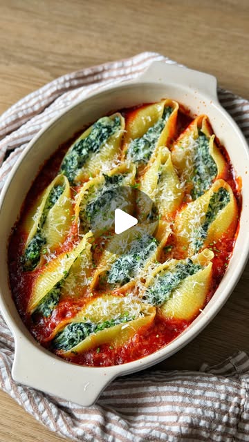 Conchiglioni nadziewane ricottą i szpinakiem. Proste, sycące i idealne na obiad. Składniki na 2 porc…