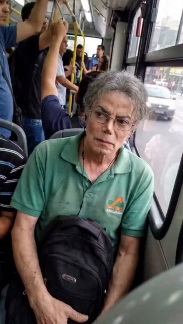 MICHAEL JACKSON FOI ENCONTRADO NO BRASIL. ELE FOI ENCONTRADO E ESTÁ TRABALHANDO NO ATACADÃO!