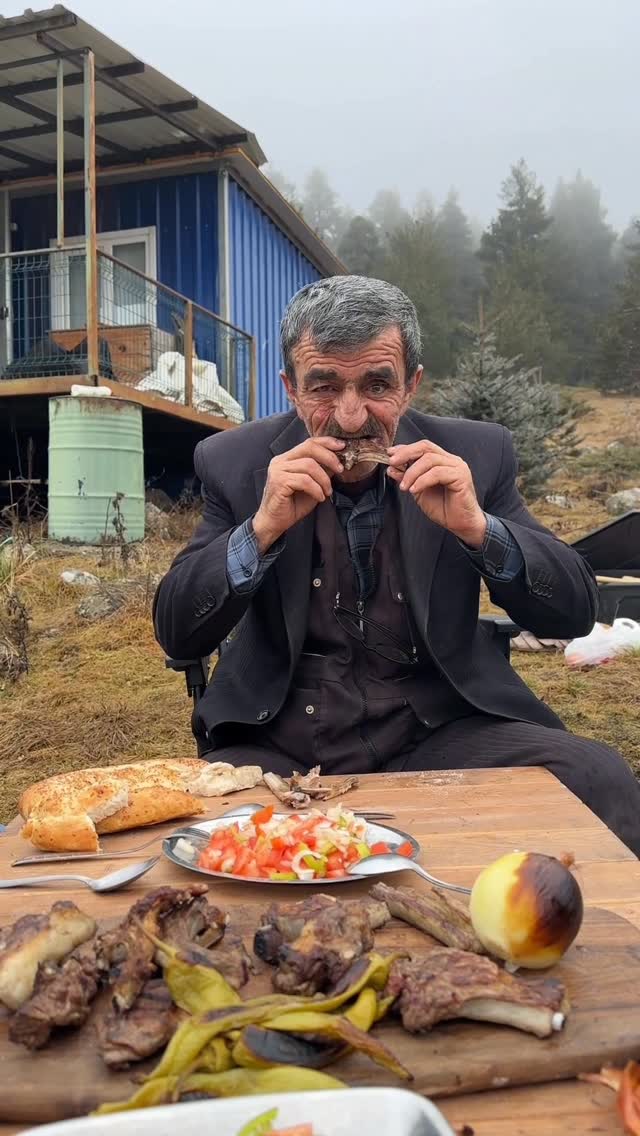 Pişmişini tercih edecek olan arkadaşına gönder😊 - - - - - #camping #forest #doğa #steak #doğa