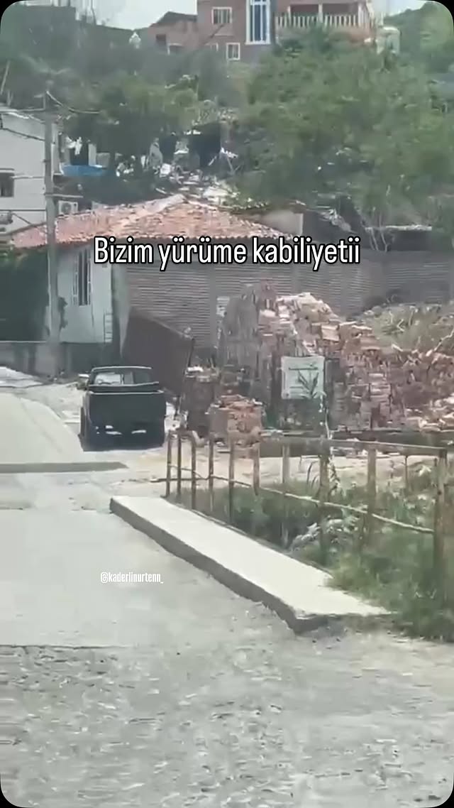“Adam bir elde çiçek bir elde şişe, hayatla yan görev yaparken dereye reset attı” #keşfet #fyp #vira…