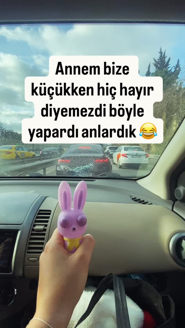 Annem küçükken misafirlikte bize böyle bakardı … O bakışı bilenler burada mı? 😂 #stresoyuncağı #anne…