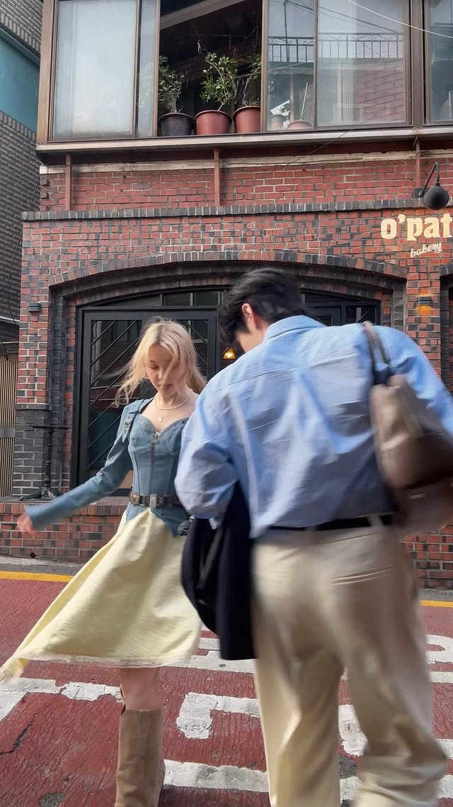 POV: your AirPods got switched with a stranger's 모르는 사람과 에어팟이 바뀌었을 때