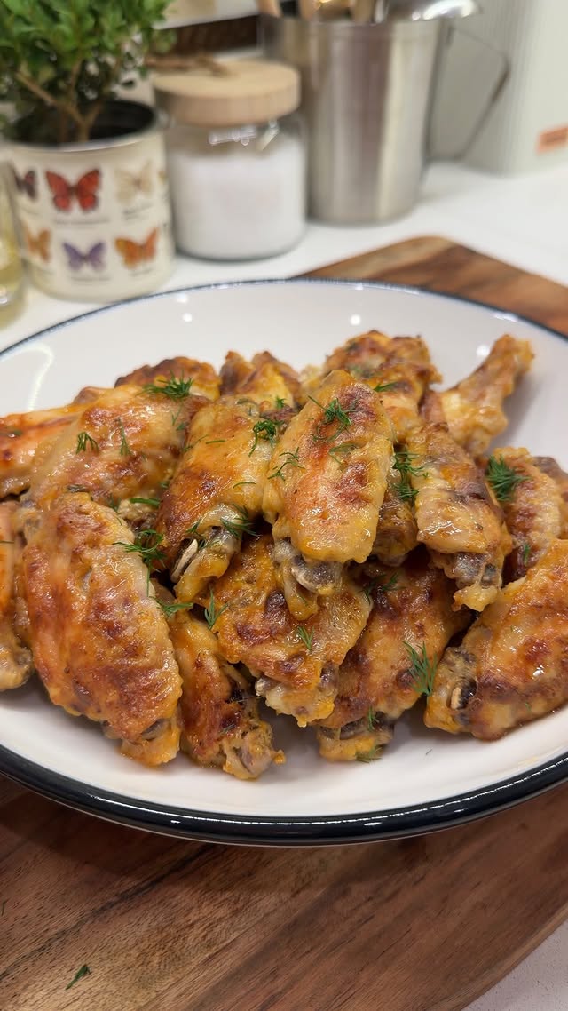 Sadece 5 malzeme ile fırından çıkan en sulu ve en çıtır kanatlarla tanışın! 🍗 Mayonez fırında öyle b…