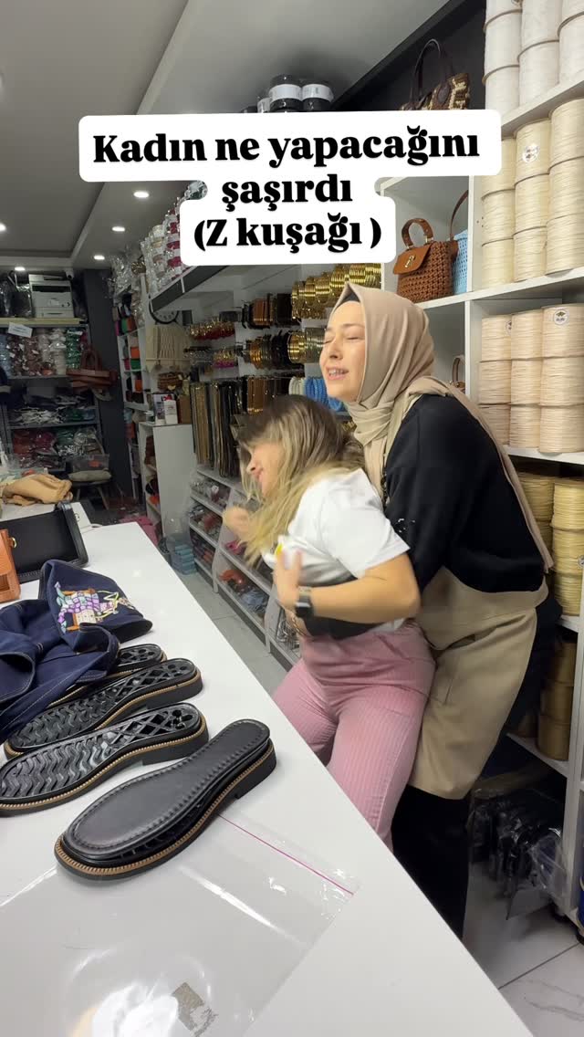 Z kuşağı ile çalışıyoruz… sabır level: expert 🧘‍♀️😂” Sabah: “Günaydın” yazıyoruz… Cevap: görüldü 👀 Ö…