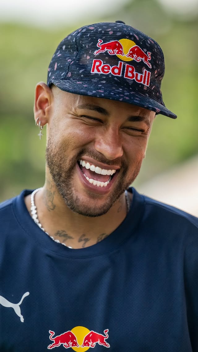 FALAAAA DELE 😎 Vamos juntos pra mais uma, @neymarjr 🇧🇷 #neym4r #neymarjr #redbull #tedáaaasas #futeb…