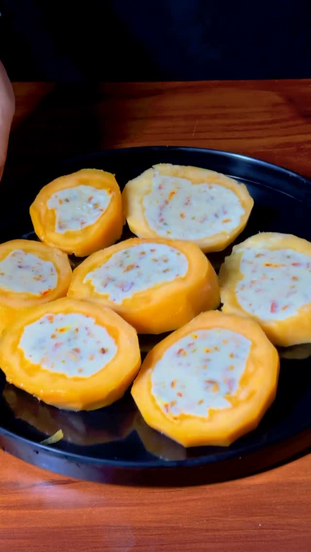 Wait for that CREAMY MANGO REVEAL… 🤤🔥 Fresh mango filled with rich malai made from milk, kesar, cash…