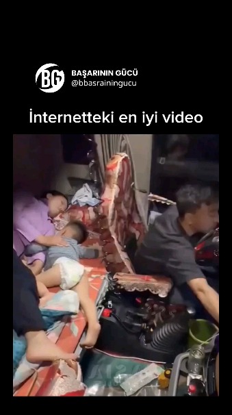 Çinli Kamyon Şoförü, Karısı ve Çocuğuyla Kalmak İçin Taksiyi Aile Evine Dönüştürdü Çin'de bir uzun y…