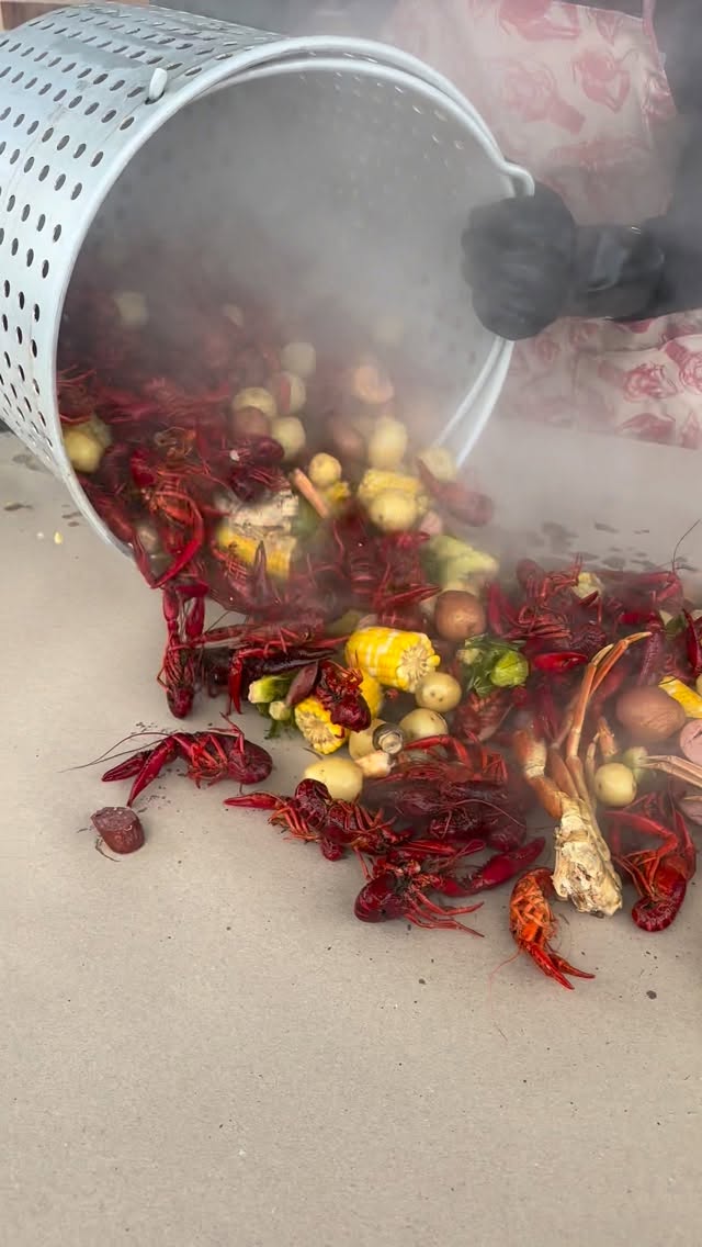 It’s crawfish season! 🦞 “bu bu but it looks like it’s not seasoned!!!!” That’s the science of the ic…