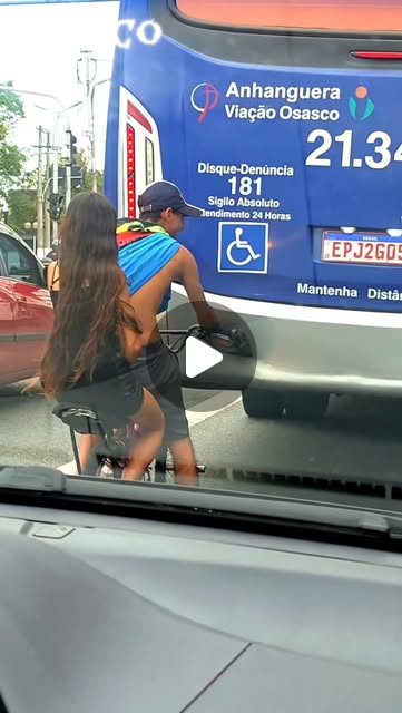 FLAGRA: Adolescentes se arriscam pegando rabeira nos ônibus em Osasco. Os jovens retiram a lanterna …