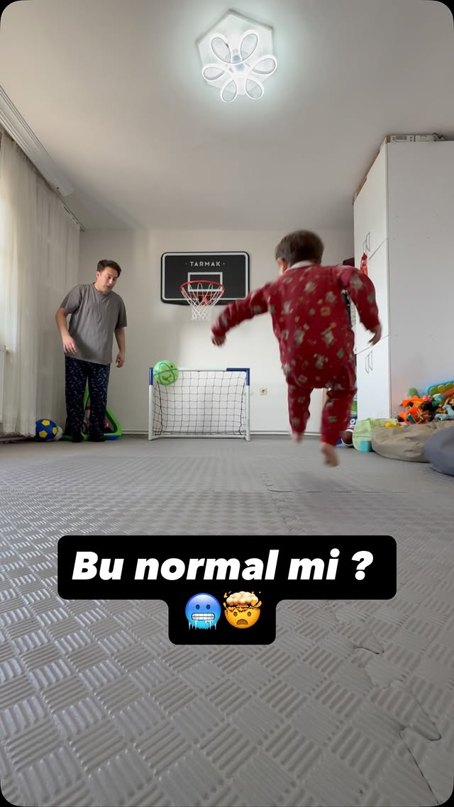 Arkadaşlar, bu şut stili normal mi ? Bu çocuk 2.5 yaşında 🤯 Guys , is this shot style normal ? This …