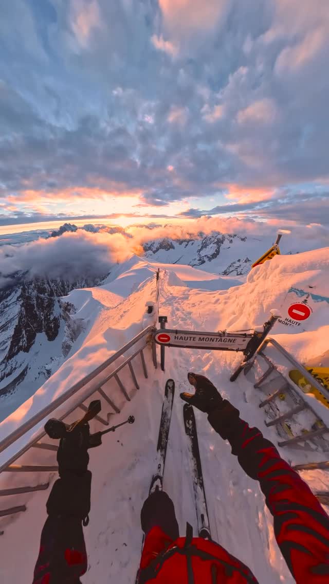 Sunrise gate 🌄⛔️ One year later, Back to this epic run, no joke here ! 6:23 a.m., time for the first…