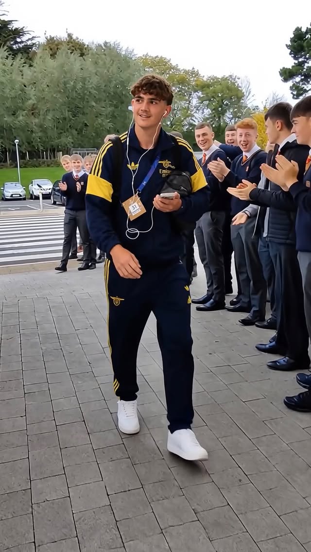 How the youngest Premier League champion 𝑬𝑽𝑬𝑹 should be welcomed 😂 Just 16 years and 139 days old an…