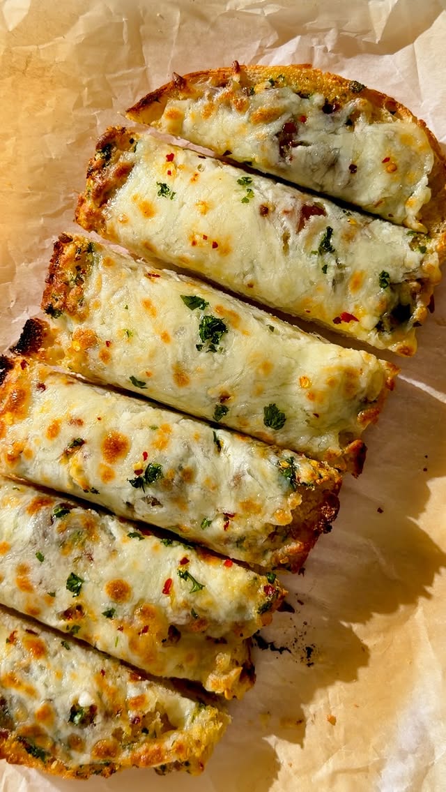 Cheesy Garlic Confit Bread 🧄🥖 Ingredients 1/4 cup garlic confit (soft cloves, no oil) 6 tbsp unsalte…