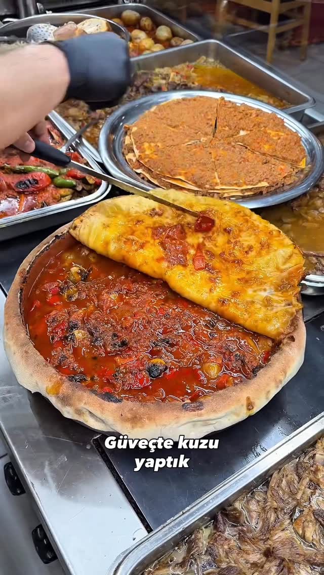 Güveçte kuzu yaptık ❤️ Haftaiçi Kahvaltı Servisi 07.30 - 11.30 Öğlen Servisi 11.30 - 17.30 Akşam Ser…