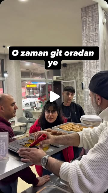 O zaman git orada ye. “Usta tavuk dürüm kaç para?” Buca deniz altın döner’de tavuk dürüm öğrenciye k…
