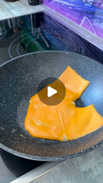 🍝 10 Dakikada Peynirli Kremalı Makarna Tarifi 😍 🧾 Malzemeler * 200 gram makarna * 5 dilim cheddar pe…