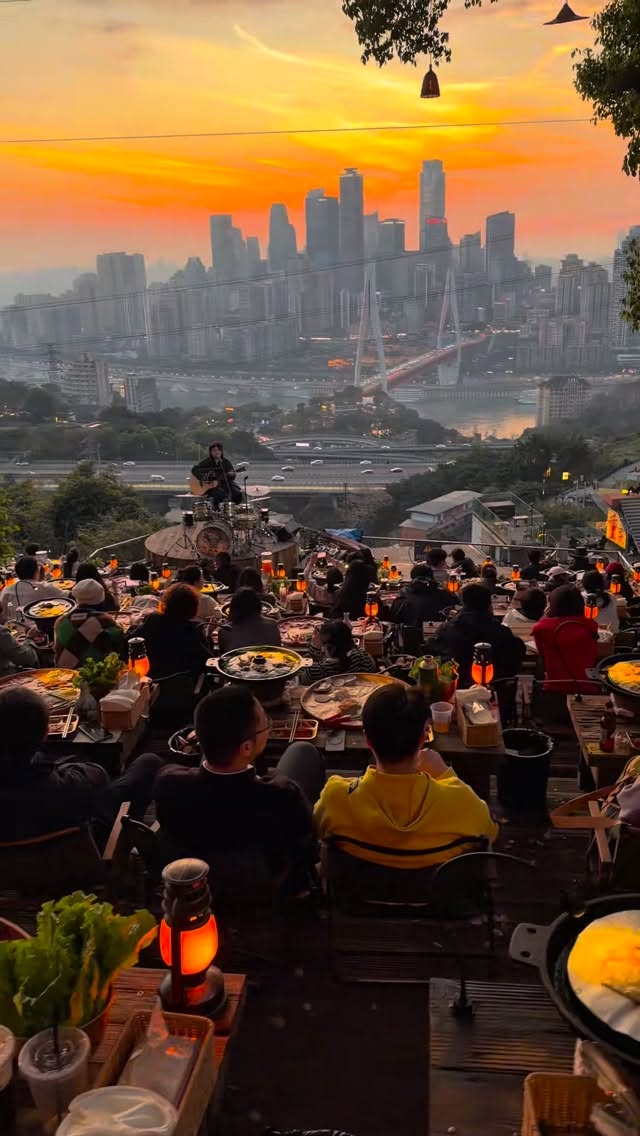 I have been to Chongqing once. The scenery here is so beautiful.