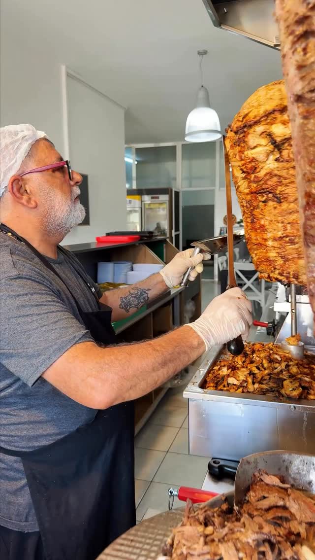 Sözün bittiği, lezzetin ve ustalığın konuştuğu o anlar. 🌯 Gazimağusa’nın kalbinde, Döner Evi’nin her…