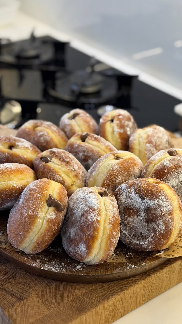 Asla yağ çekmeyen puf puf kabaran Berliner tarifi👌 Malzemeler: 1 su bardağı ılık süt(200ml) 2 tatlı …