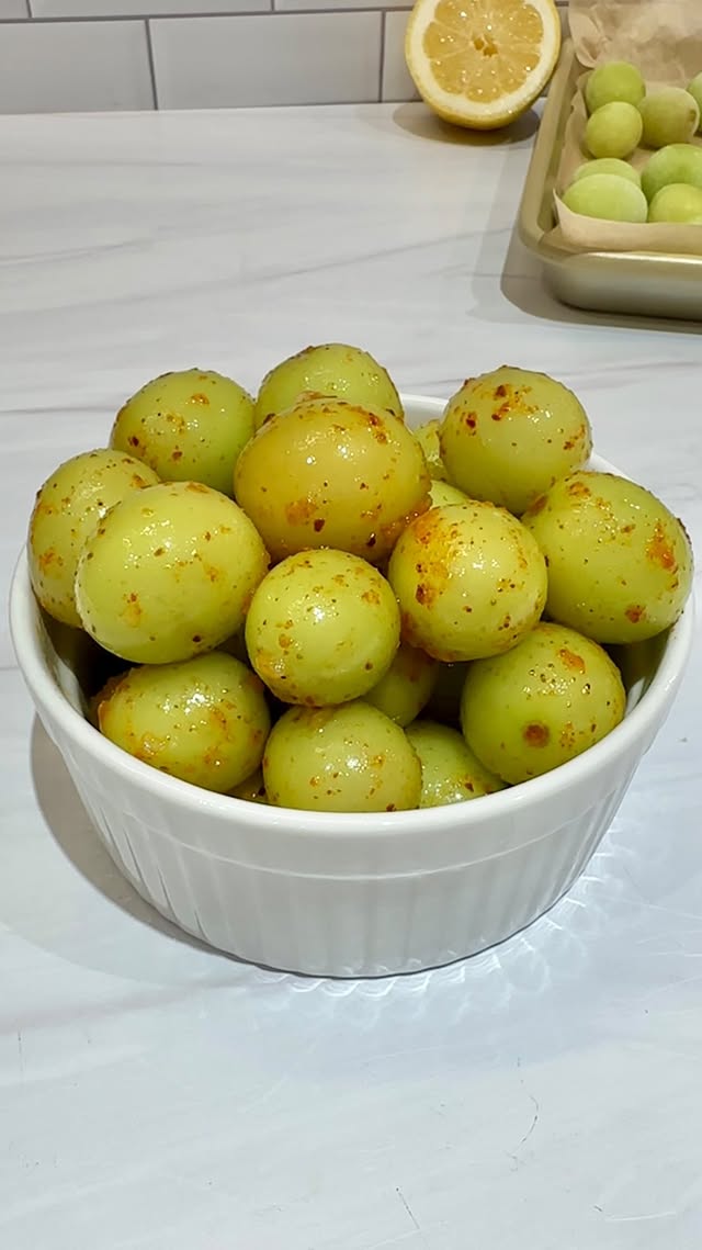 hear me out 😌 You’ll need: fresh green grapes lemon juice tajín seasoning (or chili lime seasoning) …