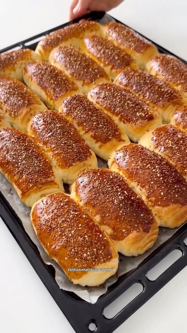 KATMER POĞAÇA : Malzemeler: 2 su bardağı ılık su (400 ml) 1 paket maya (10 g) 2 çay kaşığı toz şeker…
