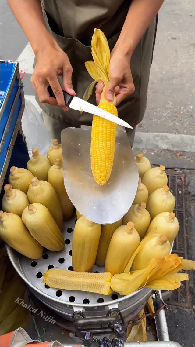 Fresh & Perfect Sweet Corn Peeling in Bangkok #corn #sweetcorn #thaifood #bangkok #streetfood