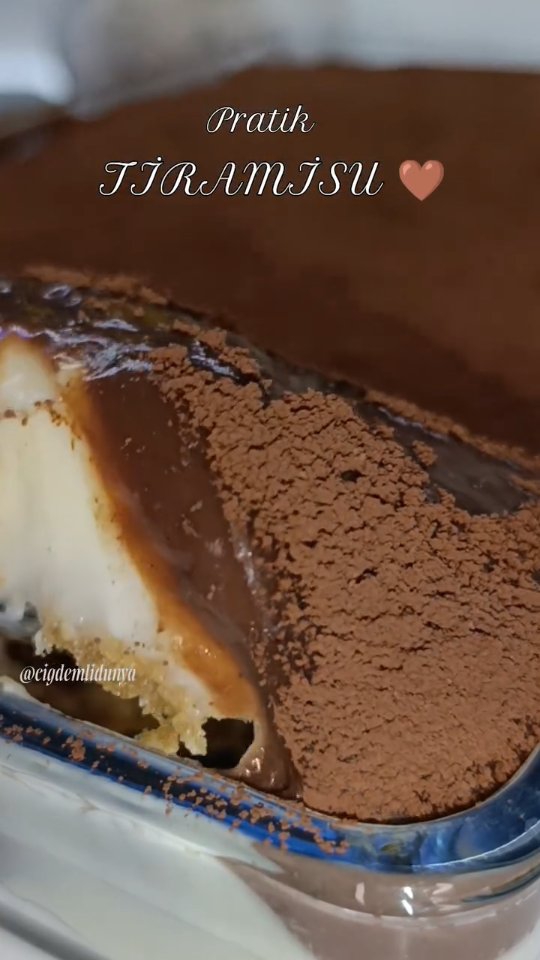 Kaydedin çünkü en pratik ve en lezzetli tiramisu tarifi olabilir🥰 Kahveyle ıslanan kedi dili, ipek g…