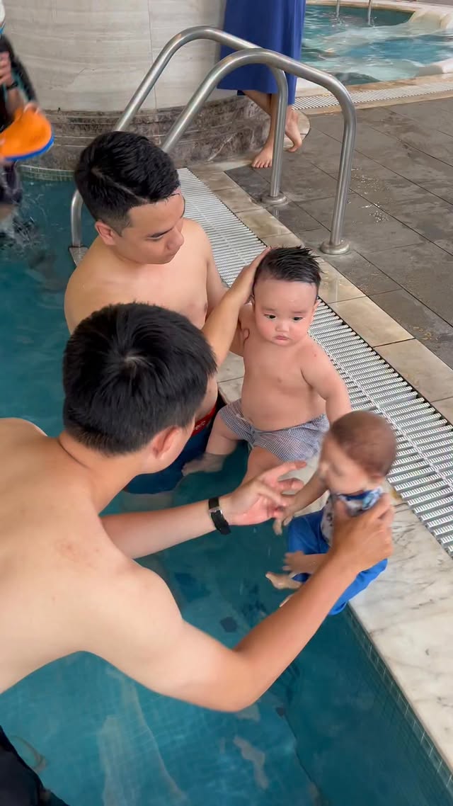 Bé 1 tuổi học bơi hiểu được giáo viên nói gì. #Dayboi #dayboiembe #swimming #swimmingbaby #dayboisin…