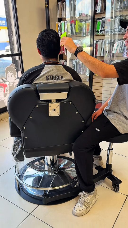 #barberlífe #barbero #barbershop La silla para cortar sentadito o sentadita, ya esta en Zam 🔥👌🏻 PIDE…