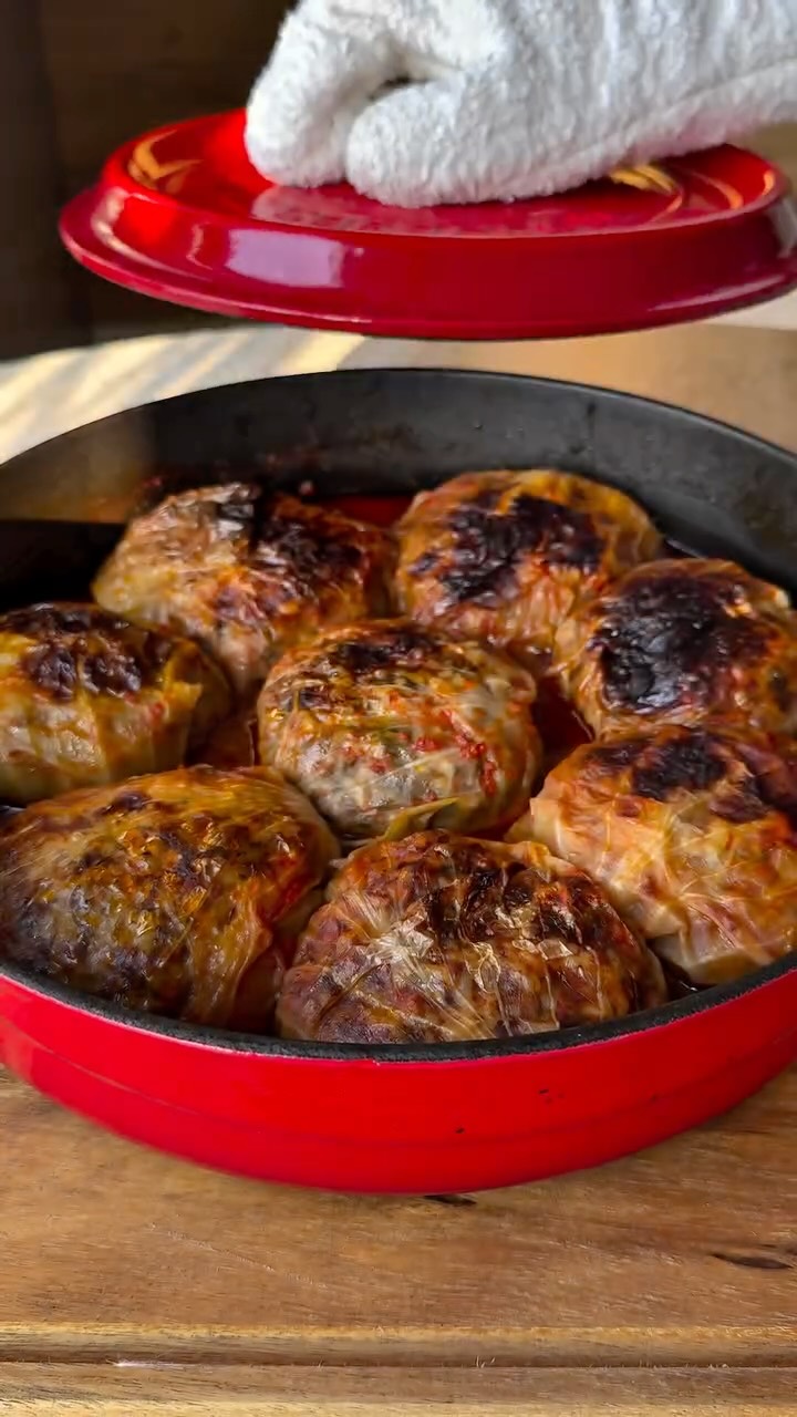 Pratik Lahana Dolması Malzemeler 1 adet orta boy lahana 300 gr dana kıyma 1 su bardağı yıkanmış piri…