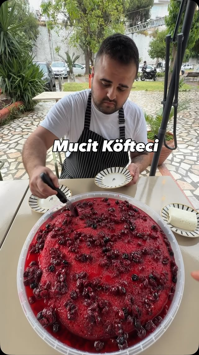 Videosunu İzlerken can çektiren köfteci ! @niteliklikofte / Üçyol #işbirliği İkram : 6 Temmuz tarihi…