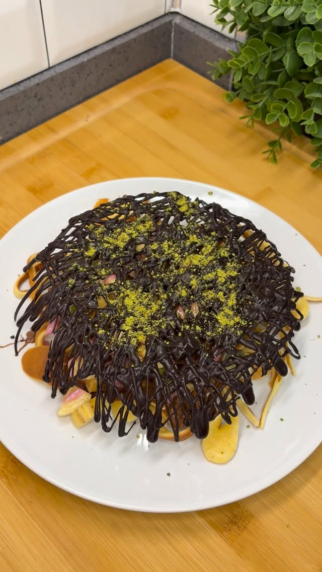 Çikolata Kafesinde Waffle 😮😍 Spagetti Waffle Tarifi 🍫🧇 Malzemeler: * 2 yumurta * 4 yemek kaşığı şeke…