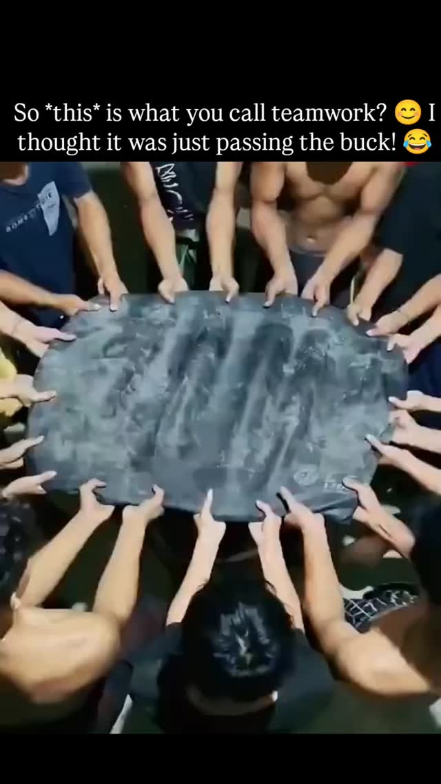 The post by Chinese user primeBiz02 shares a 60-second video of a group of men straining in coordina…