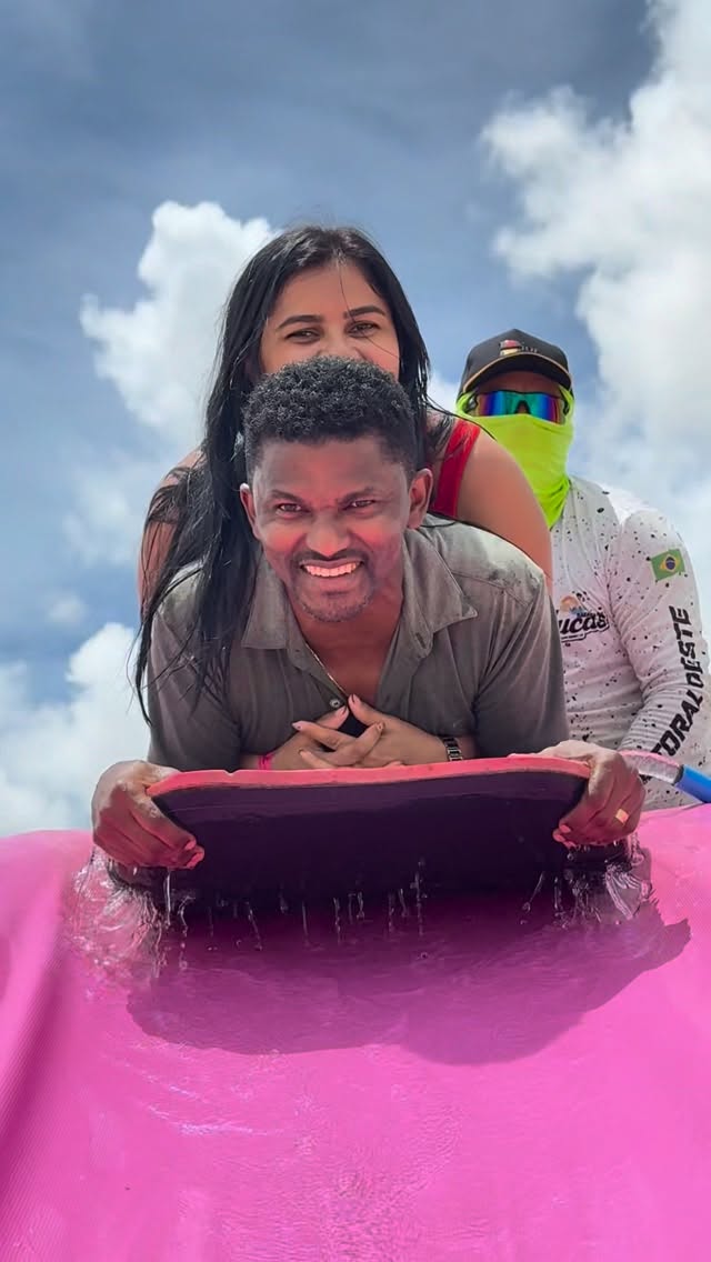 Aqui tem um pai e uma mãe de folga. Parecendo adolescentes. 🤣🤣🤣🤣 Sempre viajamos junto com Vida para…